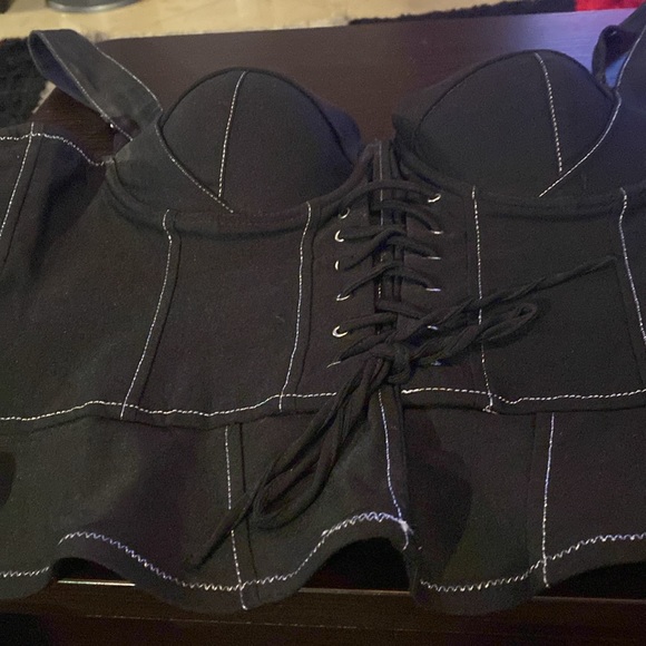 Black bustier with lace up front - Picture 8 of 10